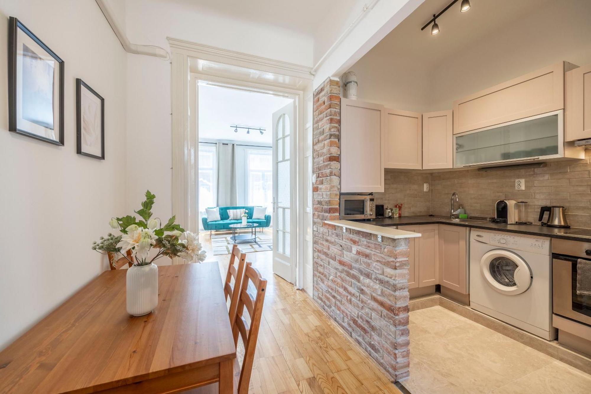 Stylish & Cozy City Center Apartment By Prestige Homes Budapest Kültér fotó
